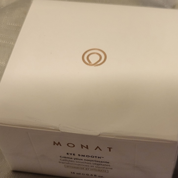 Eye Smooth™ Rejuvenating & HydratingTransforming - Picture 2 of 5